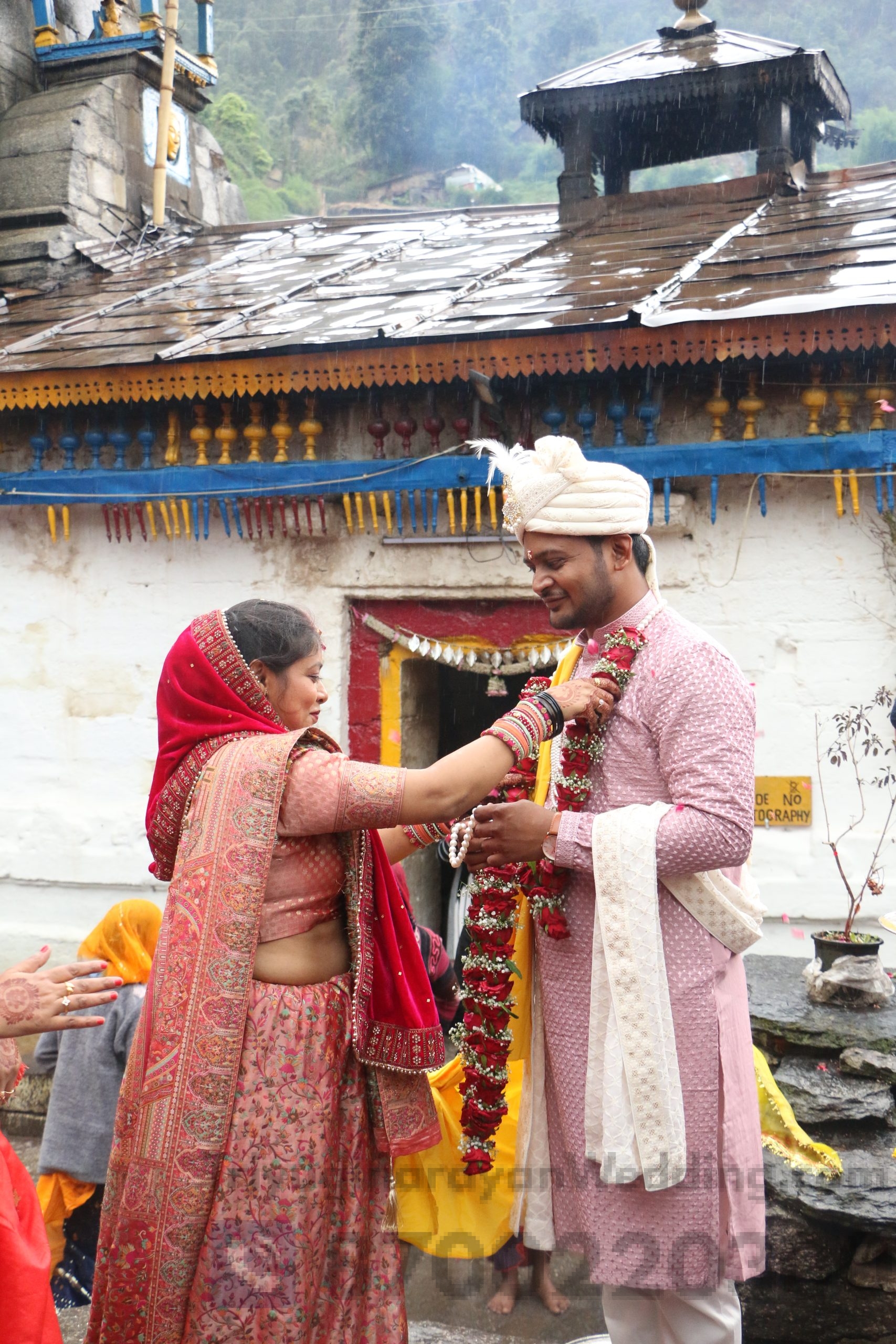 त्रियुगीनारायण मंदिर में शादी विवाह के लिए एक अनोखा और दिव्य स्थल। यहां शिव-पार्वती के आशीर्वाद के साथ छोटे और निजी समारोहों का आयोजन करें, जहाँ परिवार की परंपराएं और प्रेम दोनों सम्मानित होते हैं।